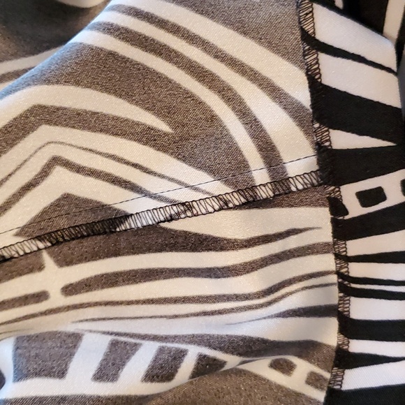 Jones New York sleeveless shift dress size 14 and a stone and black color. - Picture 7 of 7